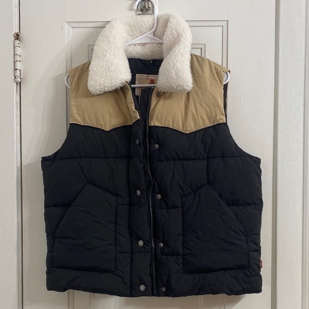 NWT Levi’s puff vest w shearling collar